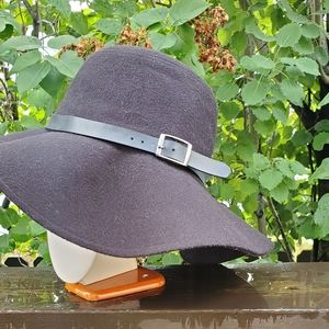 Floppy brim hat
